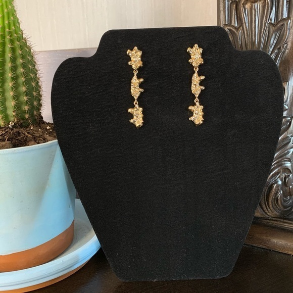 Metal gold texture earrings - Picture 3 of 12